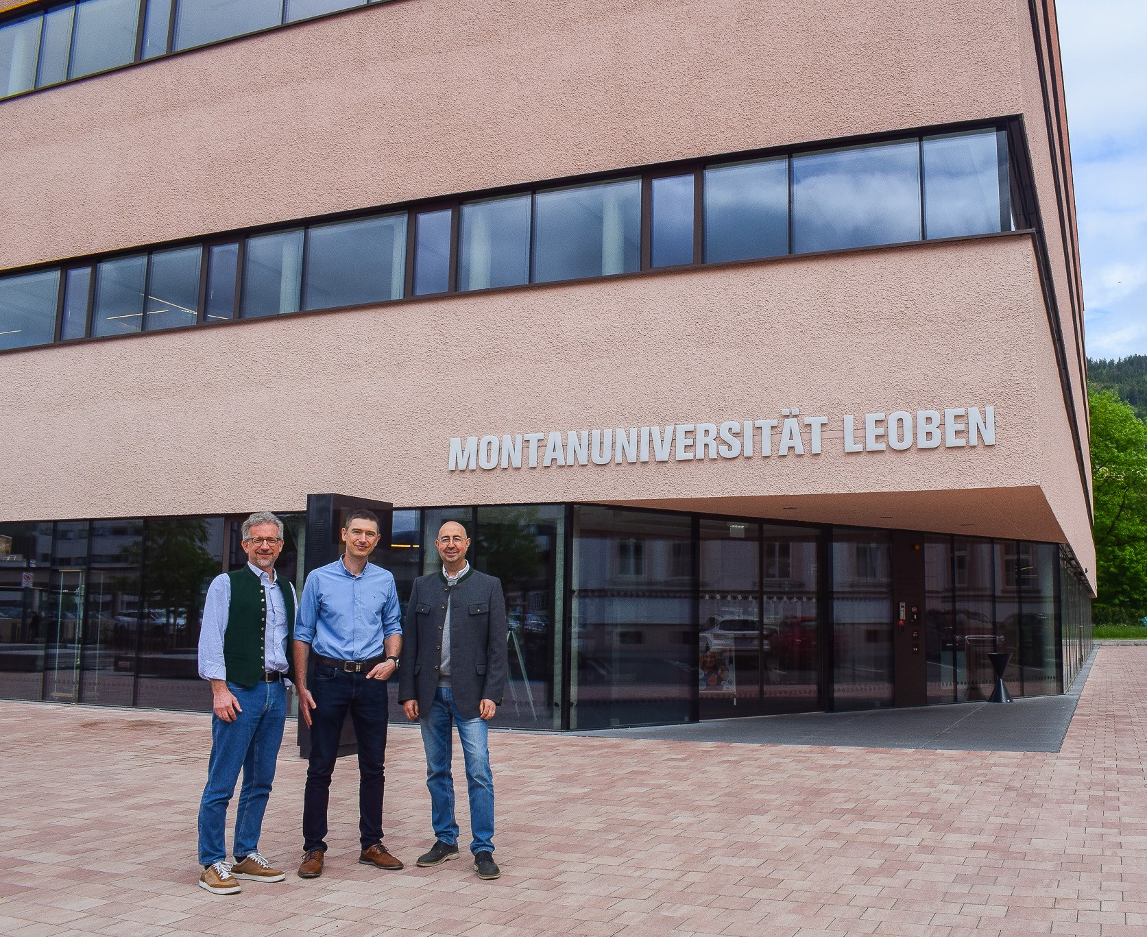 Univ.-Prof. Dr. Gerald Pinter, vom Lehrstuhl für Werkstoffkunde und Prüfung der Kunststoffe (links), Univ.-Prof. Dr. Raul Bermejo, vom Lehrstuhl für Struktur- und Funktionskeramik (rechts) und Dr. Oldřich Ševeček von der Technischen Universität Brünn (mitte).